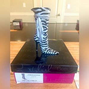 Just The Right Shoe "ESSENTIALS" 2012  by Lorraine Vail #120101